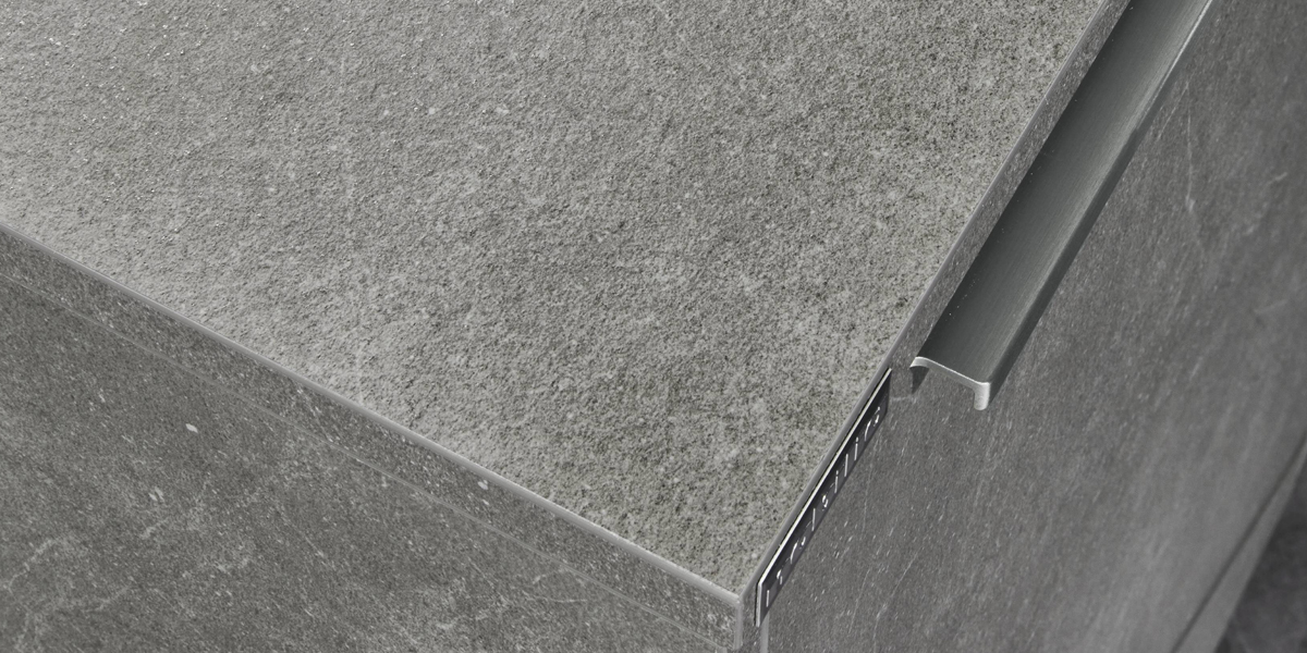 Werkbladen moeten bestand zijn tegen de meest uiteenlopende keukentaken en garant staan voor maximale hygiëne en duurzaamheid. Ze vormen ook een opvallend designelement. Bij ons vindt u keukenwerkbladen in talloze kleuren en texturen.