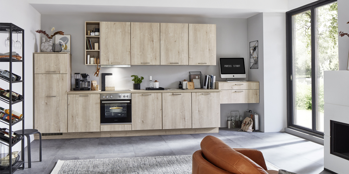 Alles in één blok? Precies! Zo praktisch kan de keukenindeling zijn. Met een lijnkeuken hebt u minder ruimte nodig maar haalt u er maximaal profijt uit. We helpen u graag bij de planning en uitvoering van deze compacte en intelligente oplossingen.