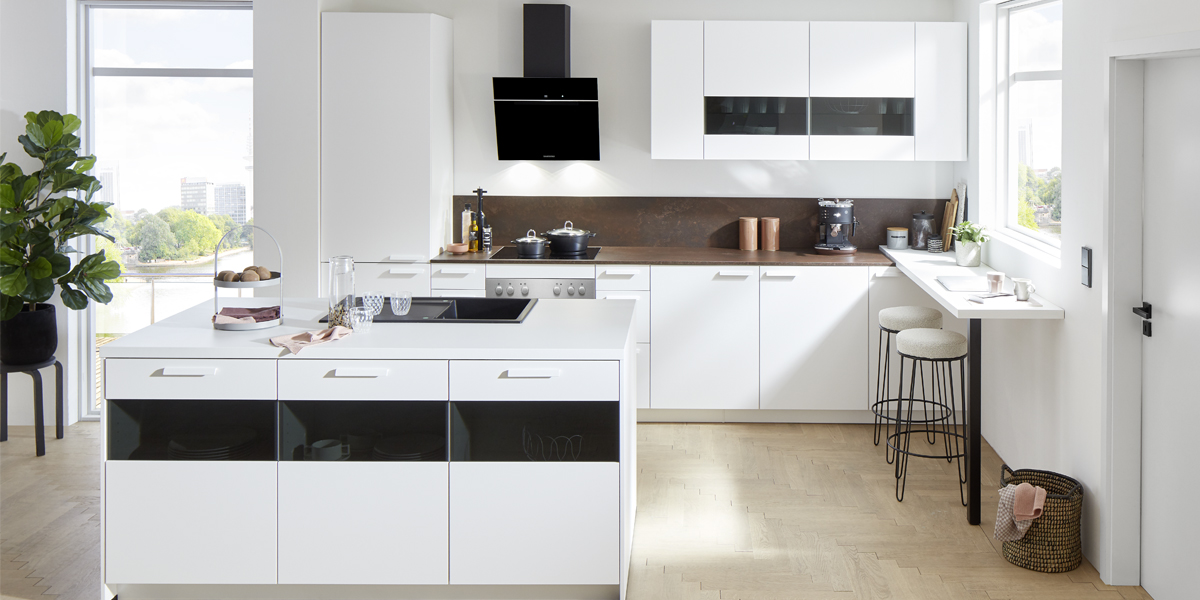 En daar hoort u bij. Zo kan het concept van het kookeiland worden samengevat. Deze keukenstijl is bijzonder aantrekkelijk als u de keuken ook als trefpunt ziet.